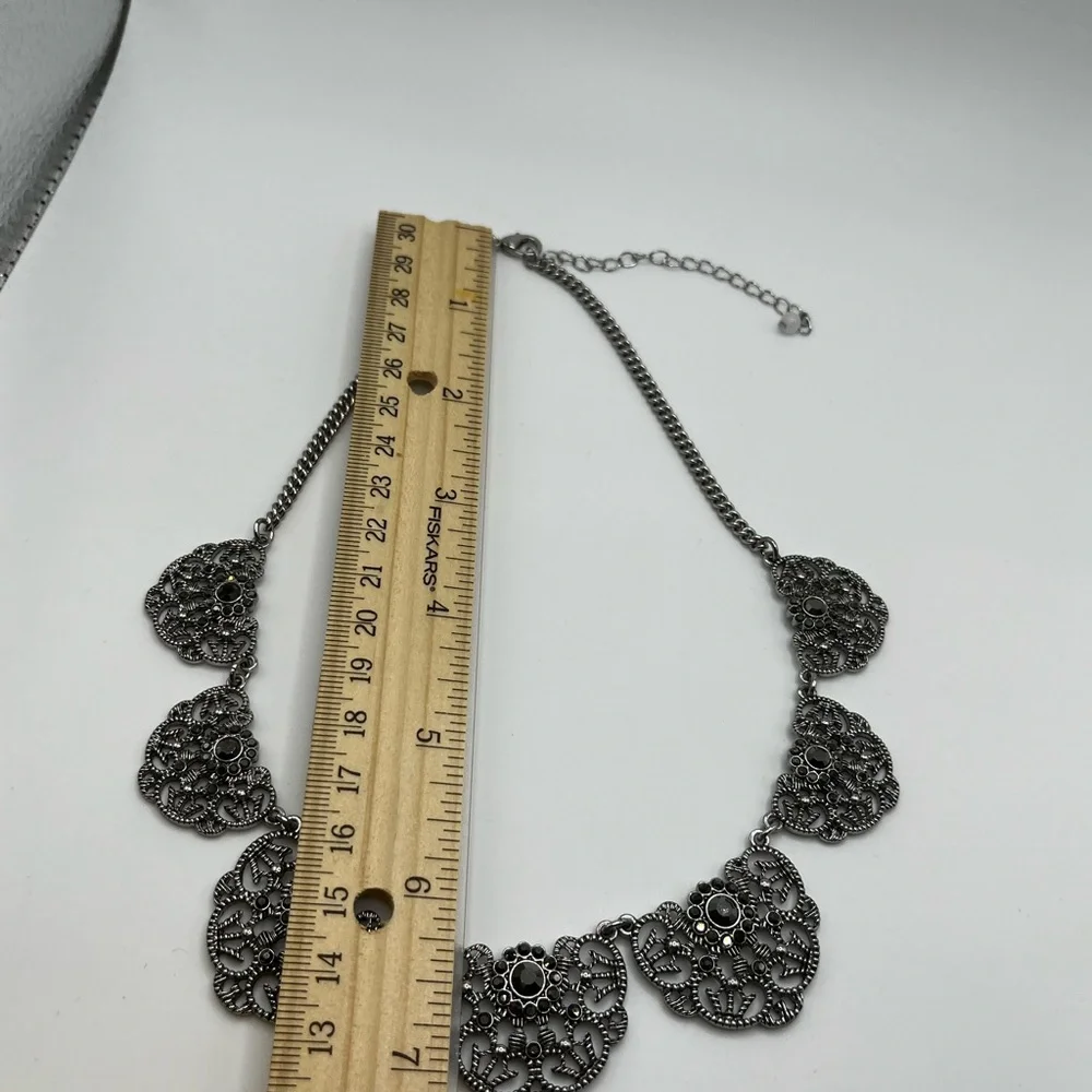 Stunning vintage silver tone filigree ornate chic bib necklace gray rhinestones